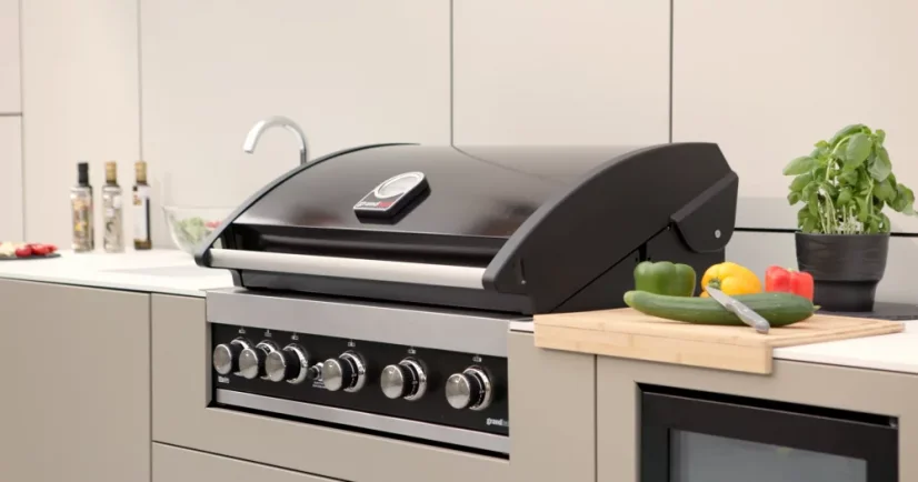 Kitchen Boxy - Venkovní kuchyně KB360 - Montáž (typ kuchyně): Montáž ke stěně, Pracovní deska: Barva/Dekor: Polyrey T006, Barva dveří a bočnic: Premium TIGER ROSSO, Model Grilu: Grandhall MAXIM G5, Baterie, dřez: Polar White