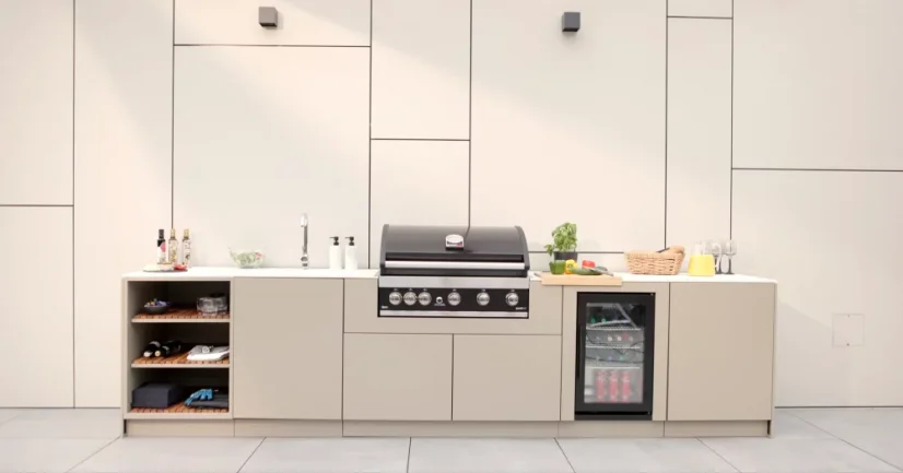 Kitchen Boxy - Venkovní kuchyně KB360 - Montáž (typ kuchyně): Montáž ke stěně, Pracovní deska: Barva/Dekor: Polyrey T006, Barva dveří a bočnic: Premium TIGER ROSSO, Model Grilu: Grandhall MAXIM G5, Baterie, dřez: Polar White