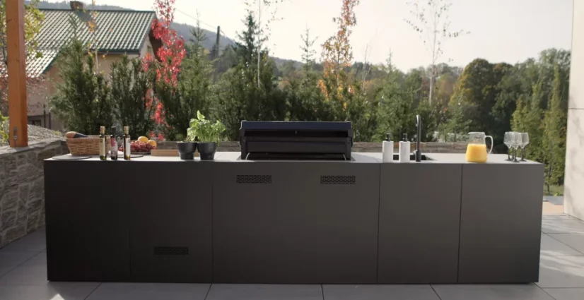 Kitchen Boxy - Venkovní kuchyně KB360 - Montáž (typ kuchyně): Montáž ke stěně, Pracovní deska: Barva/Dekor: Premium 1474, Barva dveří a bočnic: Premium TIGER HIGHLAND 3601, Model Grilu: Grandhall ELITE G5, Baterie, dřez: Polar White